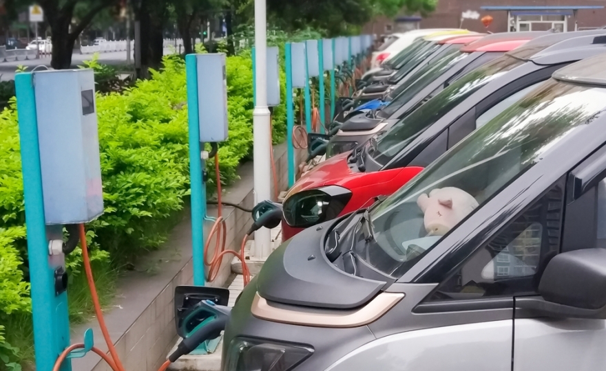 Podiel predaja elektrických áut v EÚ sa strojnásobil